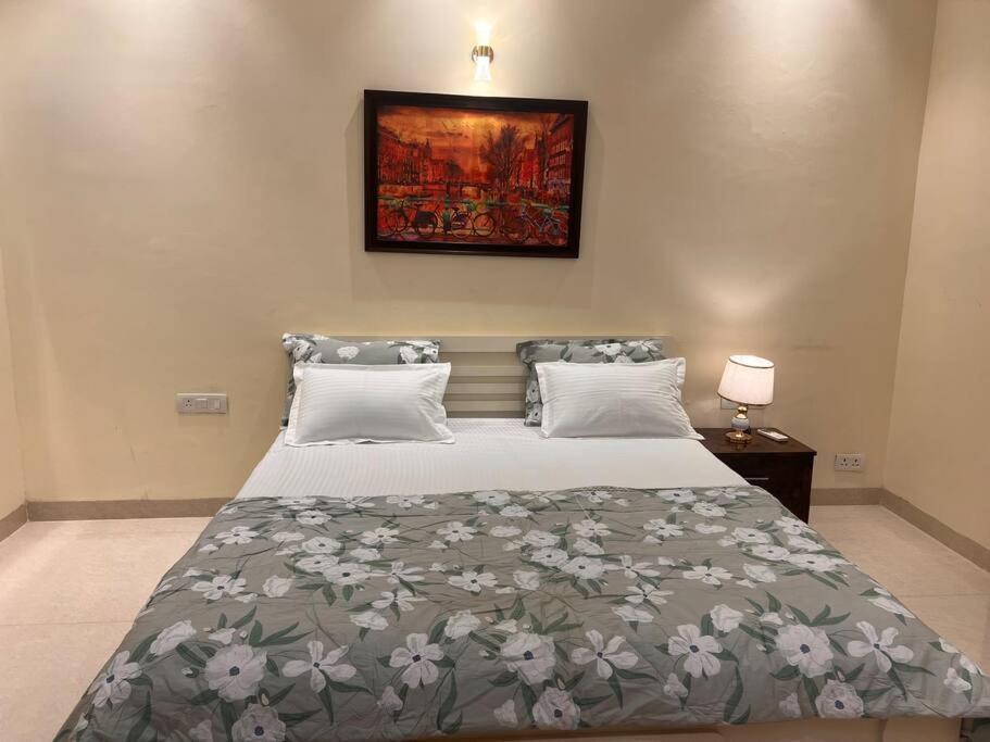 5bhk Away From At Ranjit Avenue Villa