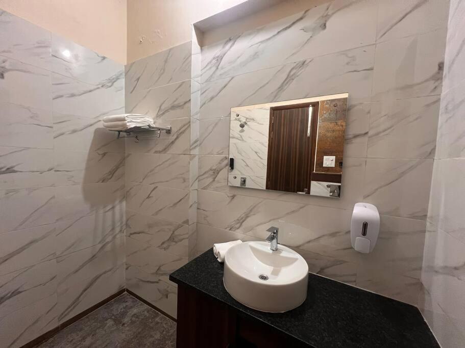 Villa 5bhk Away From At Ranjit Avenue