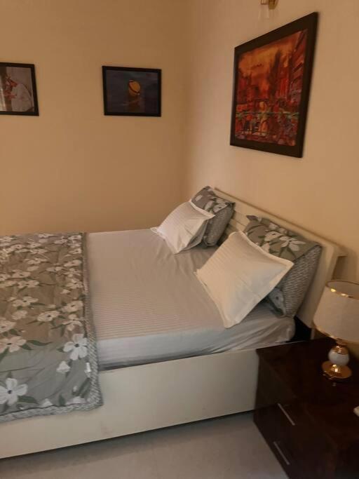 Villa 5bhk Away From At Ranjit Avenue *