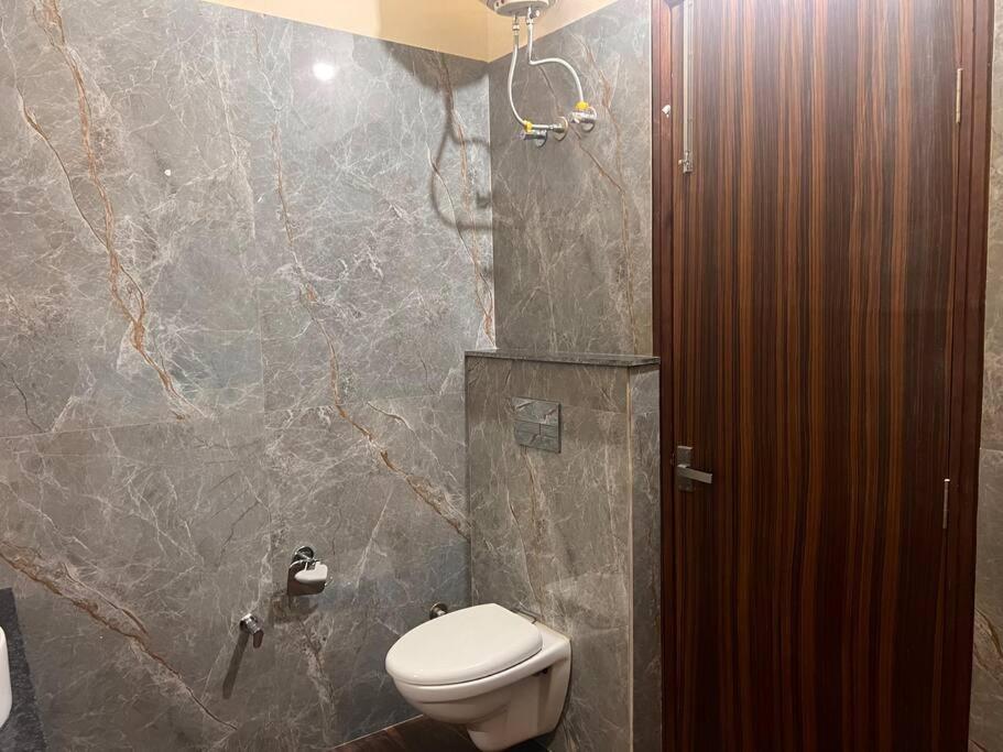 Villa 5bhk Away From At Ranjit Avenue *