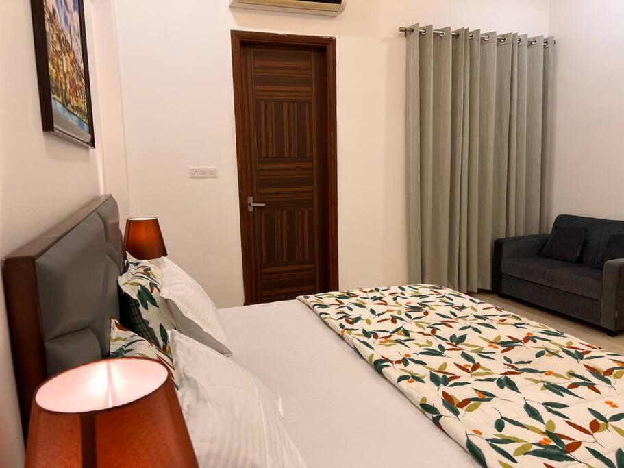 Villa 5bhk Away From At Ranjit Avenue *