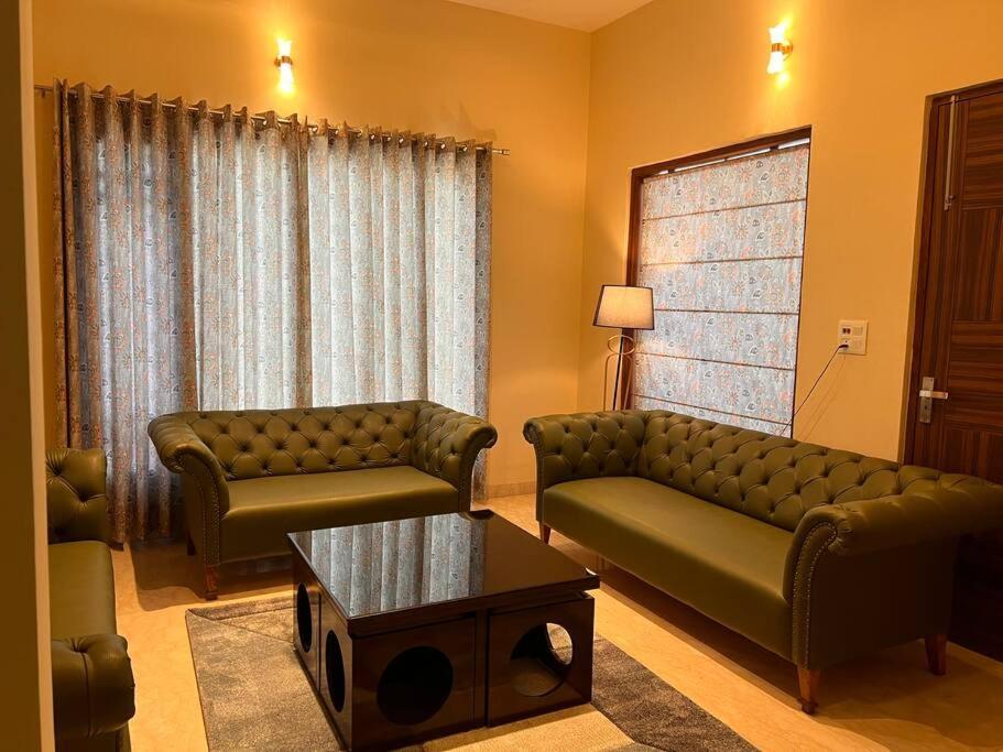 5bhk Away From At Ranjit Avenue Villa *