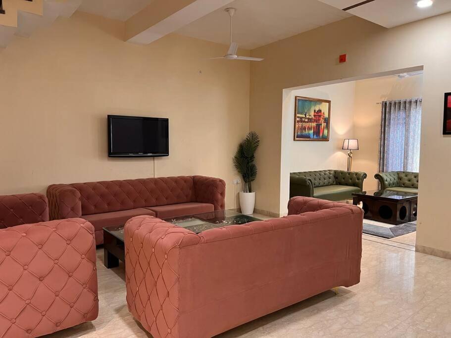 Villa 5bhk Away From At Ranjit Avenue *