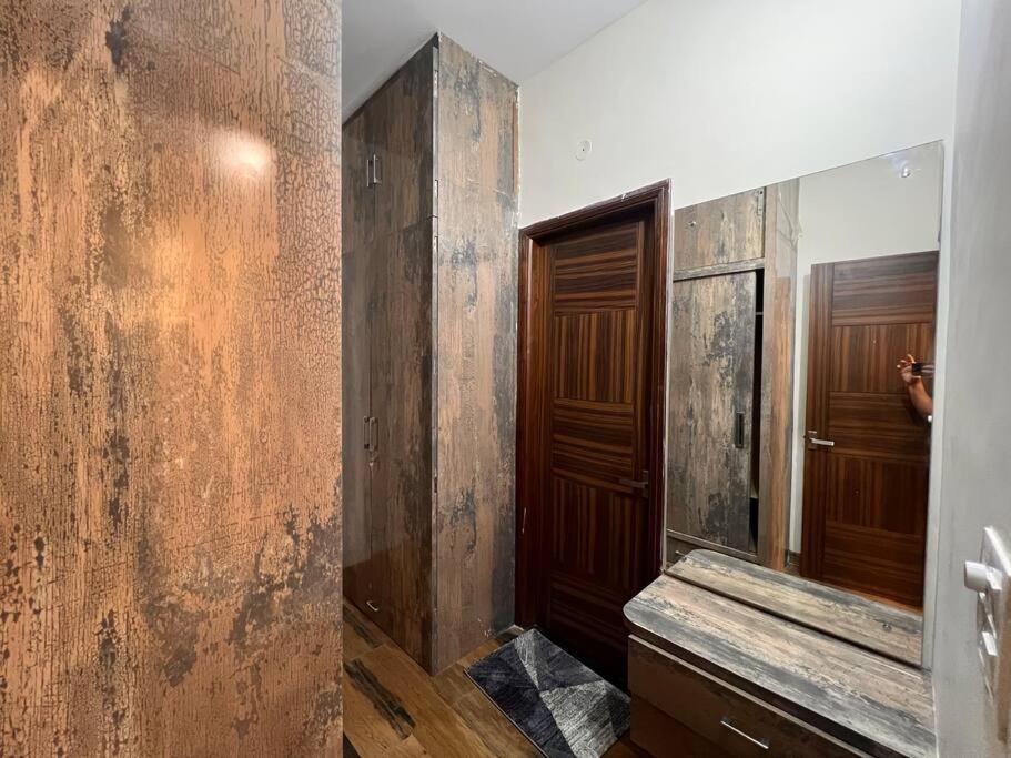 Villa 5bhk Away From At Ranjit Avenue