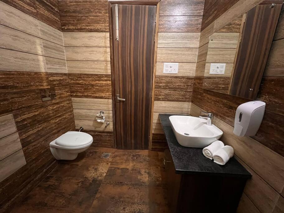 5bhk Away From At Ranjit Avenue